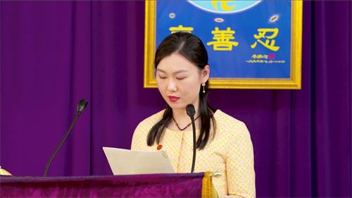'图4:李梦菲在媒体法会上发言。'