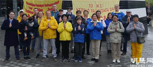 '图1:部份比利时学员合影庆祝世界法轮大法日,并恭祝师父生日快乐'