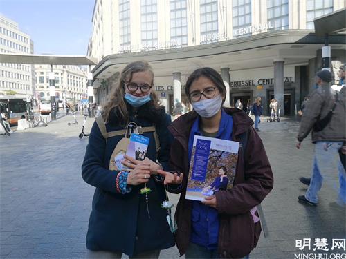 '图8:安娜·玛丽亚(Anna Maria)(右)和朋友隆码(Ryoma)(左)说每个公民自己应该具有选择的权利。'
