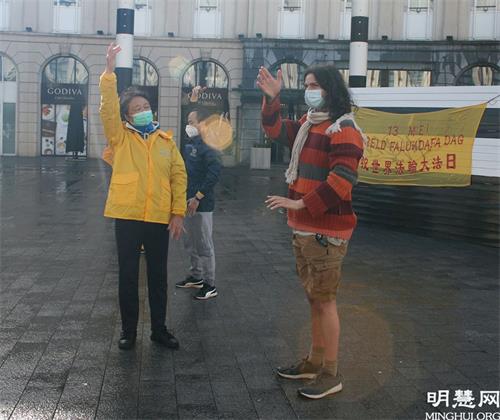 '图9:荷兰小伙德瑞斯·范德·普特学炼法轮功'
