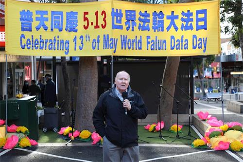 '图4:二零二一年五月十五日,墨尔本法轮功学员在著名华人聚居区举行的庆祝“五一三世界法轮大法日”的集会庆典上,澳洲国家公民委员会前主席威斯特摩尔(Peter Westmore)先生发言。'
