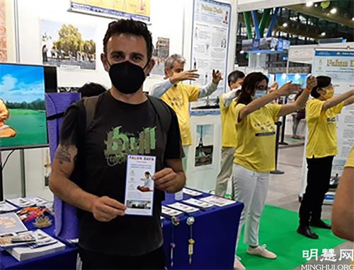 图8:参观者Jackie表示:“用真善忍的理念来唤醒良知”
