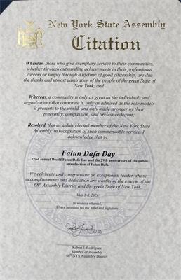 '图11:第六十八选区州众议员罗伯特·罗德里格斯(Robert J.Rodriguez)祝贺第二十二届世界法轮大法日和法轮大法的弘传。'