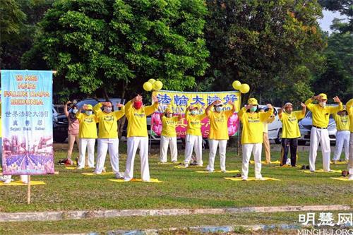 '图1:五月二十三日上午,来自玛琅、诗都阿佐(Sidoarjo)和泗水的多位法轮大法弟子聚集在玛琅市Rampal广场,现场展示集体炼功功法'