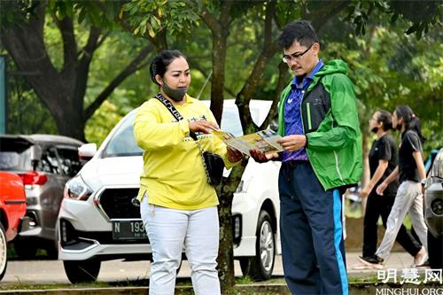 '图2:当地的电视台BATU TV在拍摄打坐的法轮功学员们'