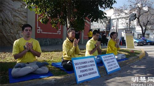 '图2~4:二零二一年五月十四日,部份阿根廷学员在中共驻阿根廷中使馆前传播法轮功真相。'