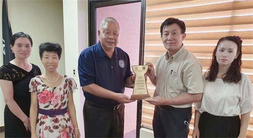 '图1:塞班市市长大卫·阿帕当(中)向法轮功学员颁发褒奖'