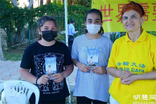 '图7:法蒂姆(左)和她的朋友学炼了五套功法'