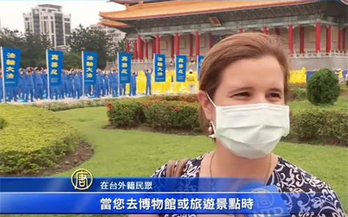 '图3:达比(Darby Sinclair)是一名历史老师,她认为,数千名法轮功学员能在自由广场平和的炼功,具有时代象征意义。'