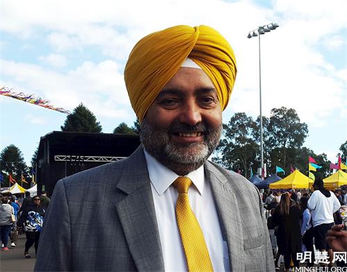 '图3:黑镇市议员莫尼德・辛格(Councillor Moninder Singh,JP PhD)称赞法轮功是一个优秀团体。'