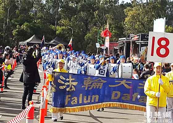 悉尼文化节游行 观众赞法轮功方阵棒
