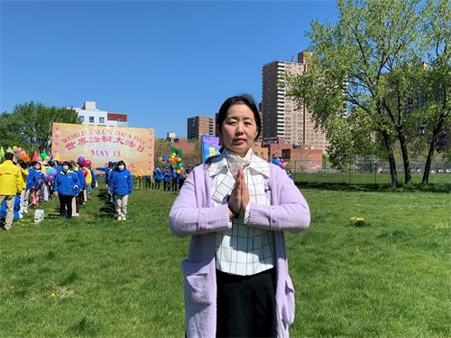 '图4:万玉莲以大法教导要求自己,家庭变得和睦,孩子听话、品行好。'