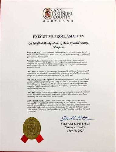 '图:美国马里兰州安阿伦德尔郡(Anne Arundel County)颁发褒奖,宣布五月十三日为安阿伦德尔郡“世界法轮大法日”。'