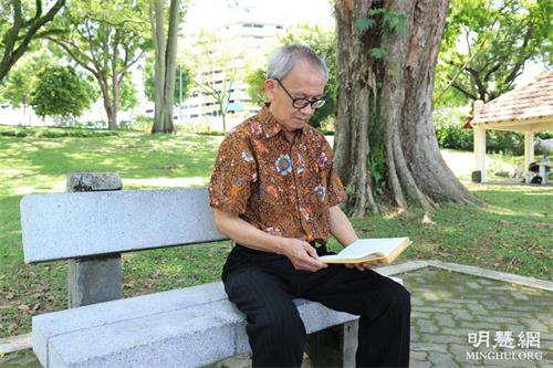 '图3:得法四年多的欧吉豹先生在阅读《转法轮》。'