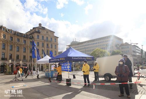 '图1:二零二一年五月五日,法轮功学员在德国慕尼黑卡尔斯广场(Karlsplatz)举办活动。'