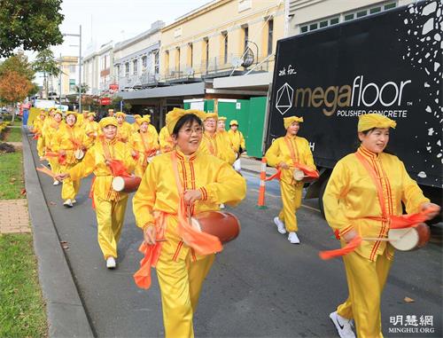 '图1~5:法轮功学员们在汉密尔顿市中心游行,庆祝一年一度的法轮大法日。'