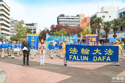 '图6:法轮功学员们在汉密尔顿市中心集会。'