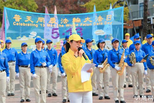'图7:法轮功学员刘朱迪在演讲中。'