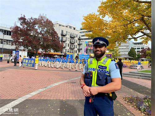 '图8:警官卡利姆·戴维斯认为真、善、忍理念让人们受益。'
