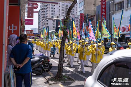 '图1~4:台南大游行,庆祝法轮大法日。'
