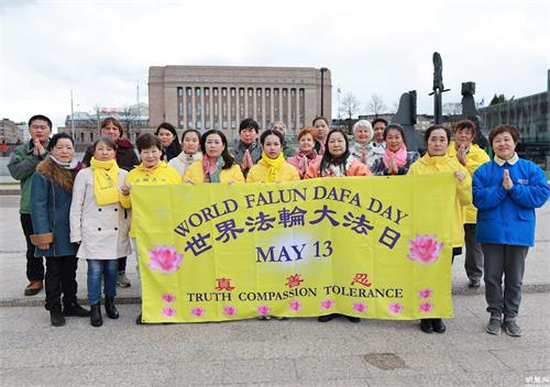 '图1:芬兰法轮功学员恭贺师父生日快乐。'