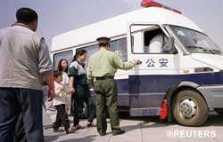 '在天安门广场被逮捕的法轮功学员,包括一名男孩'