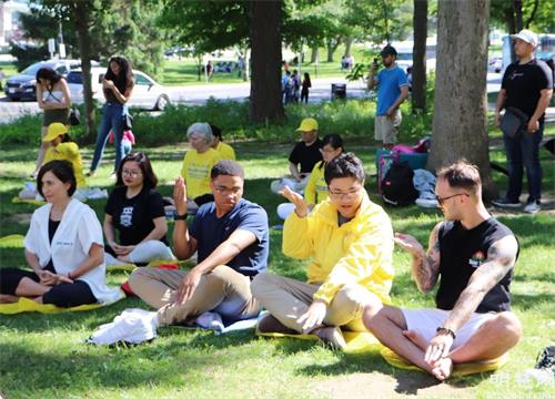 '图11~12:夏天旅游季节来自世界各地的游客纷纷走入炼功场学炼功</a