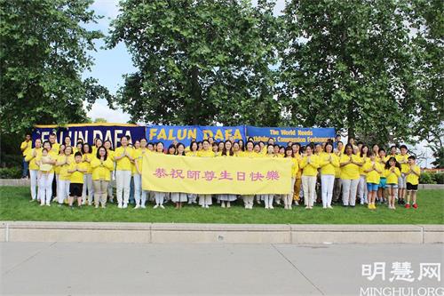 '图1:休士顿法轮功学员和部份奧斯汀法轮功学员恭祝法轮功创始人李洪志师父生日快乐,感谢师父慈悲救度'
