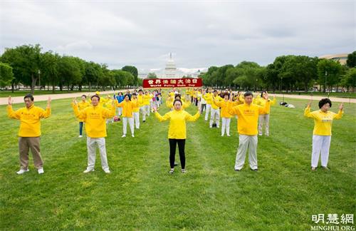 '图1~2:二零二一年五月八日,华盛顿DC部份法轮功学员在美国国家广场庆祝第二十二届“世界法轮大法日”,恭祝李洪志师父七十华诞。'