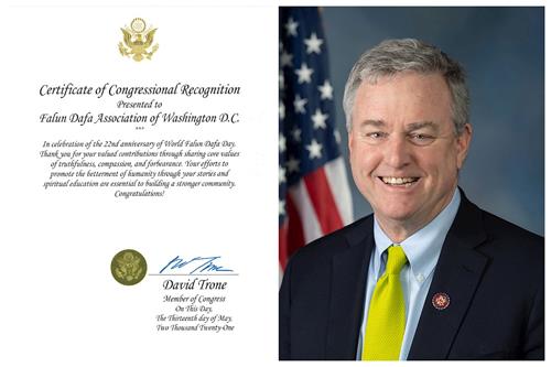 '图3:美国马里兰州联邦众议员戴维·特朗(David Trone)为“世界法轮大法日”颁发褒奖。'
