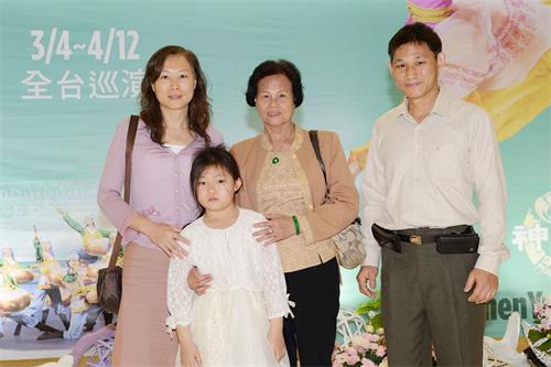 '图1:二零一五年三月二十一日,林建池与家人一同观赏神韵纽约艺术团在台中市中山堂第五场演出。'