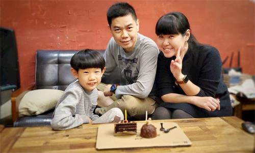 '图1:雷晓臻全家福的生活照。'