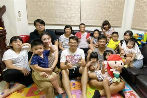 '图2:同化真善忍后,一家族身心受益。'
