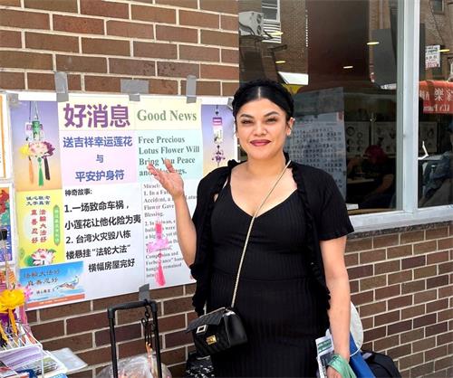 '图2:罗德里格斯女士感谢法轮功学员让民众了解了中共的罪行。'