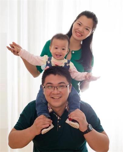 '图:赵帅和妻子于二零一七庆祝年女儿一周岁,拍摄于海南家中'