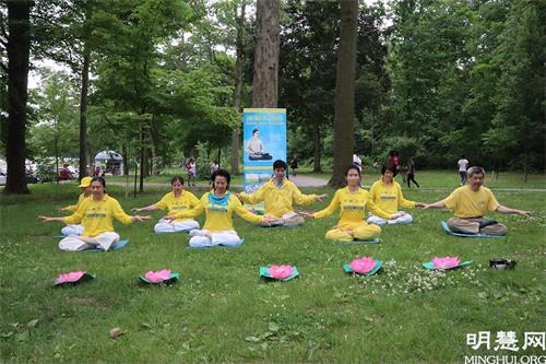 '图1~2:法轮功学员在尼亚加拉大瀑布(Niagara Falls)炼功点功法演示。'