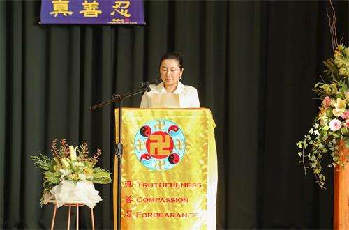 '图2~4:法轮功学员们交流自己的修炼体会。'