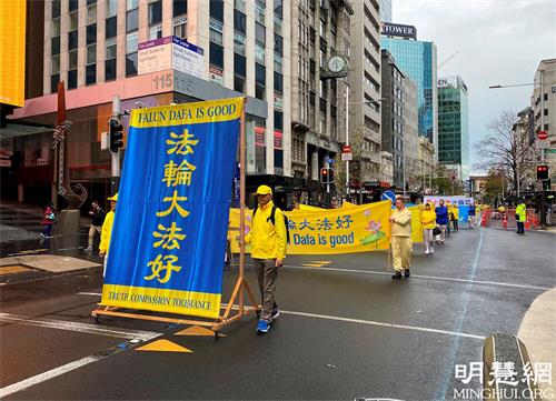 '图1~8:新西兰法轮功学员游行在奥克兰最繁华的商业街上。'