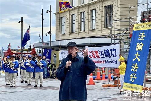 '图12:克里斯·纽曼在集会上发表演讲。'