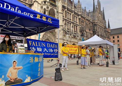 '图5:二零二一年六月五日,法轮功学员在市中心玛琳广场(Marienplatz)举办了信息日活动。'