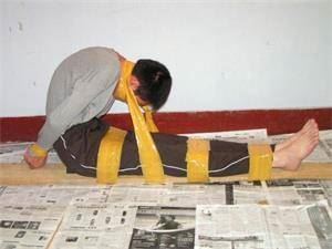 '中共酷刑演示:捆绑'
