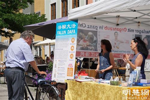 '图1:2021年6月26日,德国巴伐利亚州部份法轮功学员在英戈尔施塔特市举行信息日。'