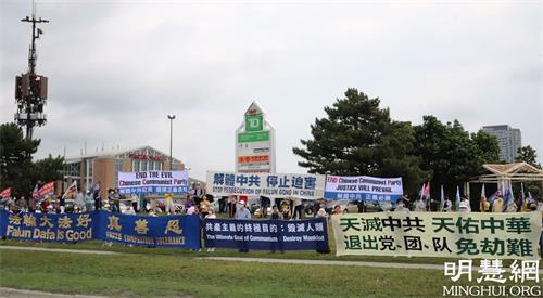 '图1:二零二一年六月二十六日中午,多伦多部份法轮功学员在万锦市的太古广场,举行了“解体中共,结束迫害”的集会。'