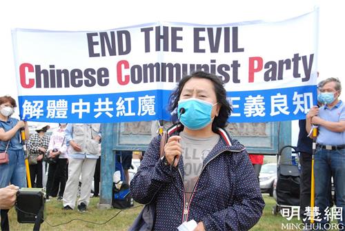 '图4:曾是中国银行退休处级干部的阎佩霞女士在集会中发言。'