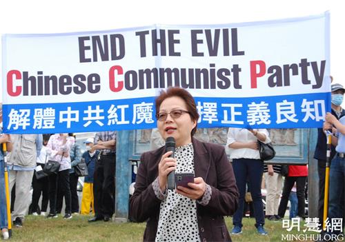 '图6:疫情以来一直在给海内外的中国人讲真相的法轮功学员刘女士在集会上发言。'