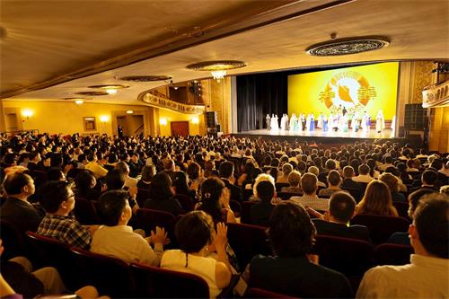 '图1:神韵纽约艺术团于二零二一年六月二十六日在康州斯坦福派雷斯剧院(The Palace Theatre)拉开了2021-2022年全球巡回演出首站演出的序幕。图为,二十六日晚演出结束时,观众报以雷动掌声向演员致谢。'