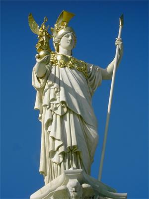 图例:奥地利议会大厦前的帕拉斯·雅典娜雕像(Pallas Athene Statue),建于1893 ~1902年。雕像展现了雅典娜头戴战盔,胸背披甲,一手持矛,一手托着胜利女神的姿态。