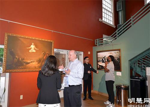 '图2:真善忍美展在德州布兰诺市Courtyard 剧院举办'