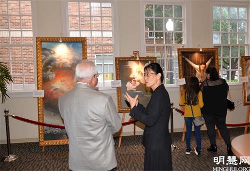 '图3:真善忍美展在德州布兰诺市Courtyard 剧院举办'