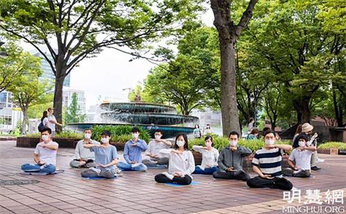 '图1~2:二零二一年六月二十七日, 法轮功学员在日本名古屋市荣的喷水附近炼功时的情景'